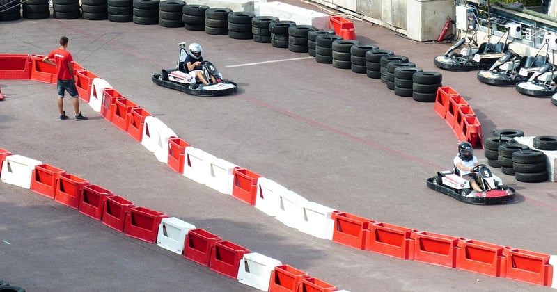 Extérieur ou intérieur : les critères pour choisir sa piste de karting